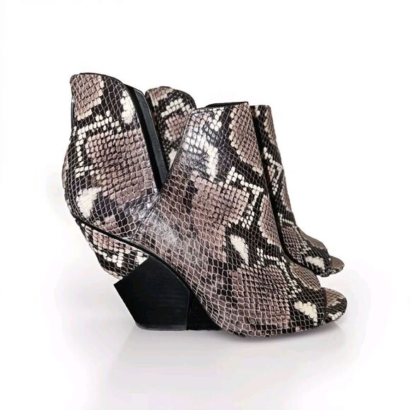 Vince Camuto Gigietta Leather Embossed Snake Print Ankle Booties Women’s 9 - Picture 3 of 15